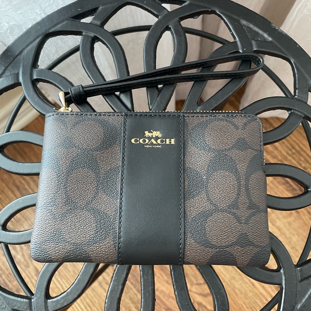 Corner Zip Wristlet